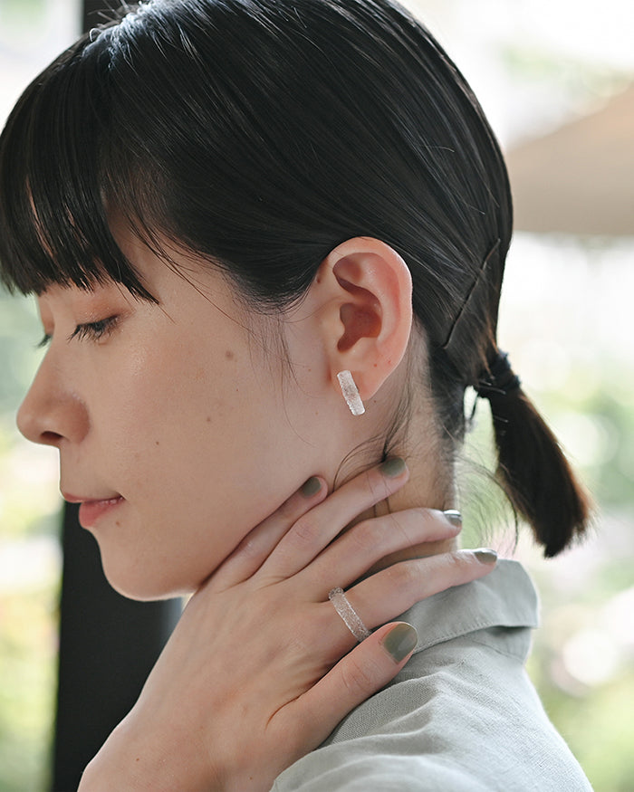 繊細なガラス粉を纏って光を放つ ピアス シーパウダー