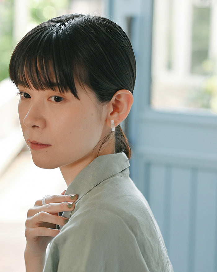 繊細なガラス粉を纏って光を放つ ピアス シーパウダー
