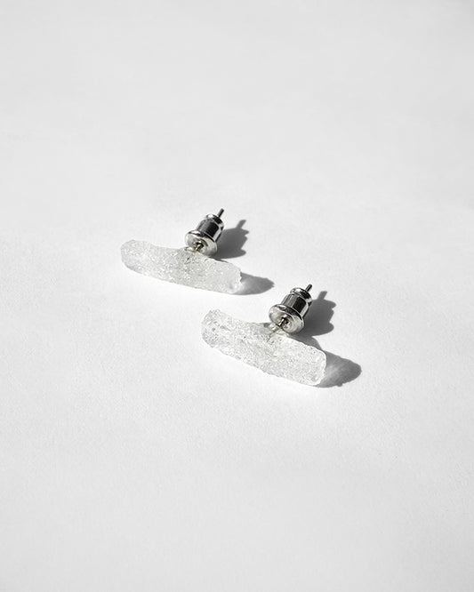 繊細なガラス粉を纏って光を放つ ピアス シーパウダー