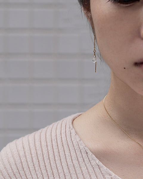 耳元で揺れるアイス ピアス フローズンウォーター