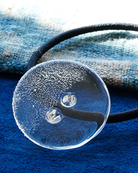 シンプルなまとめ髪にも ヘアゴム ミスト