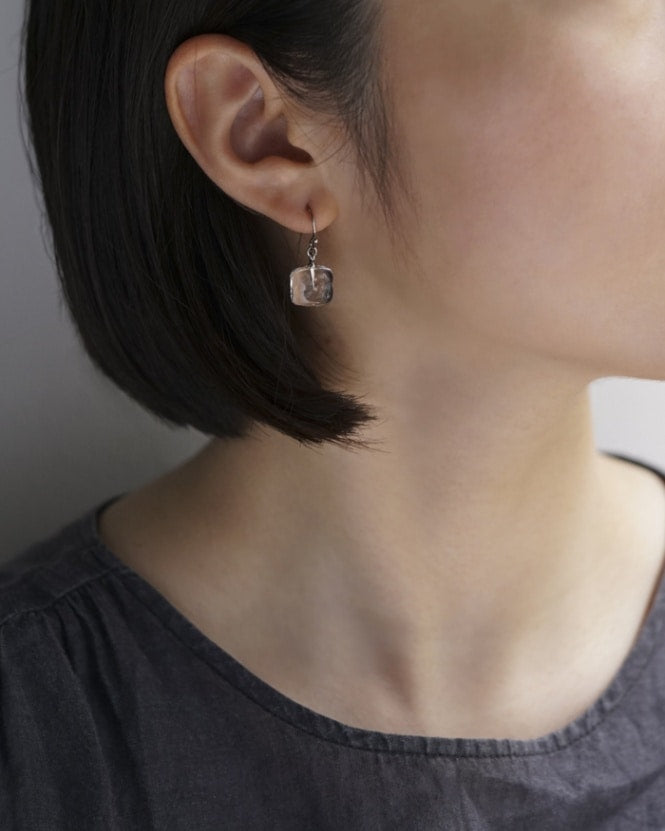 涼やかにきらめく ピアス アイス