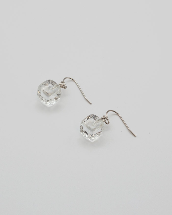 涼やかにきらめく ピアス アイス