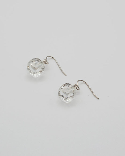 涼やかにきらめく ピアス アイス