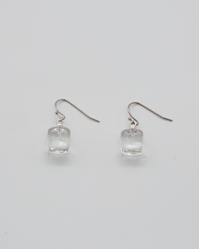 涼やかにきらめく ピアス アイス
