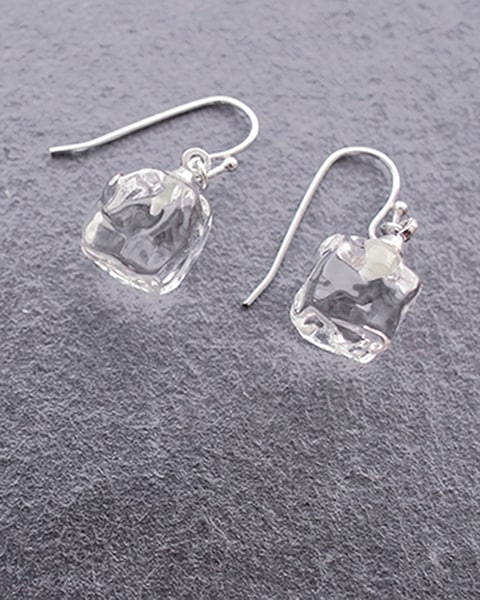 涼やかにきらめく ピアス アイス