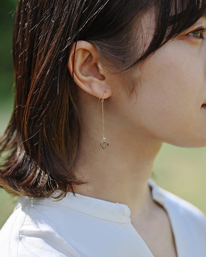 可憐に揺れる小花 イイダ傘店 ピアス アジサイ (グレー)