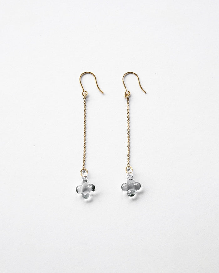 可憐に揺れる小花 イイダ傘店 ピアス アジサイ (グレー)