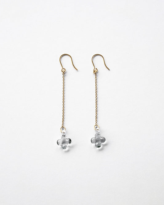 可憐に揺れる小花 イイダ傘店 ピアス アジサイ (グレー)