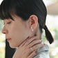 繊細なガラス粉を纏って光を放つ ピアス シーパウダー